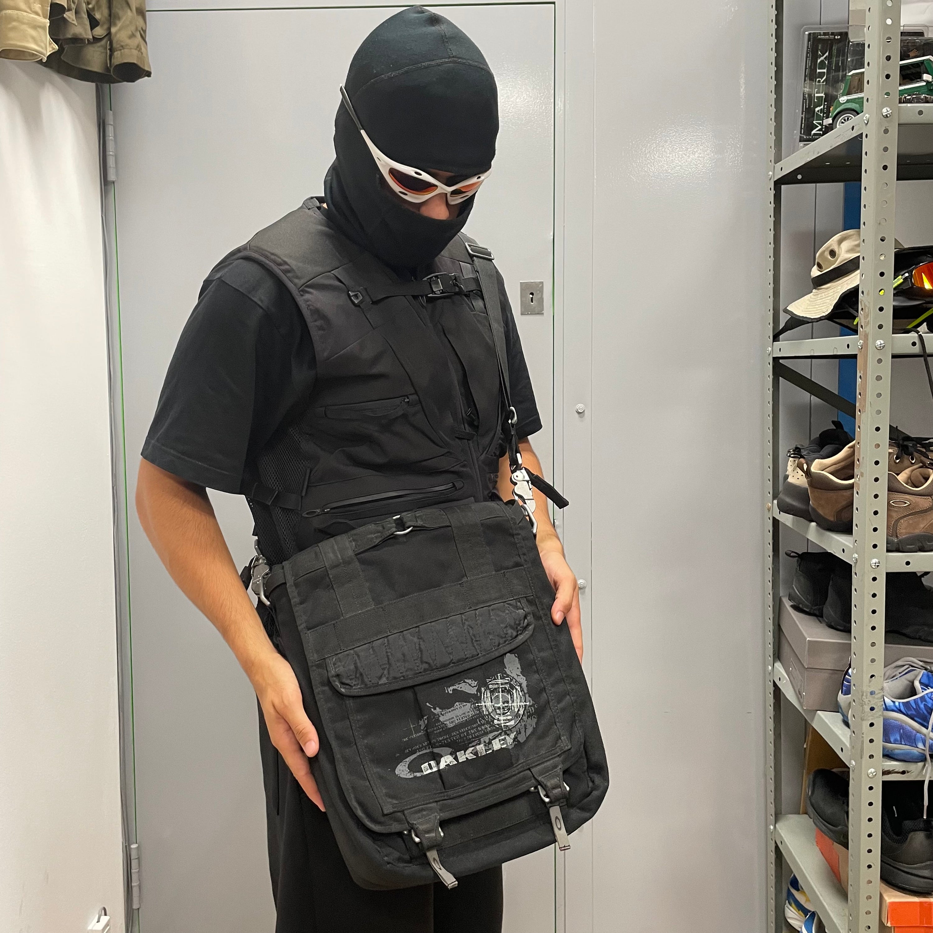 Early 2000s Vintage Oakley Tactical Field Gear Laptop Bag fitpic