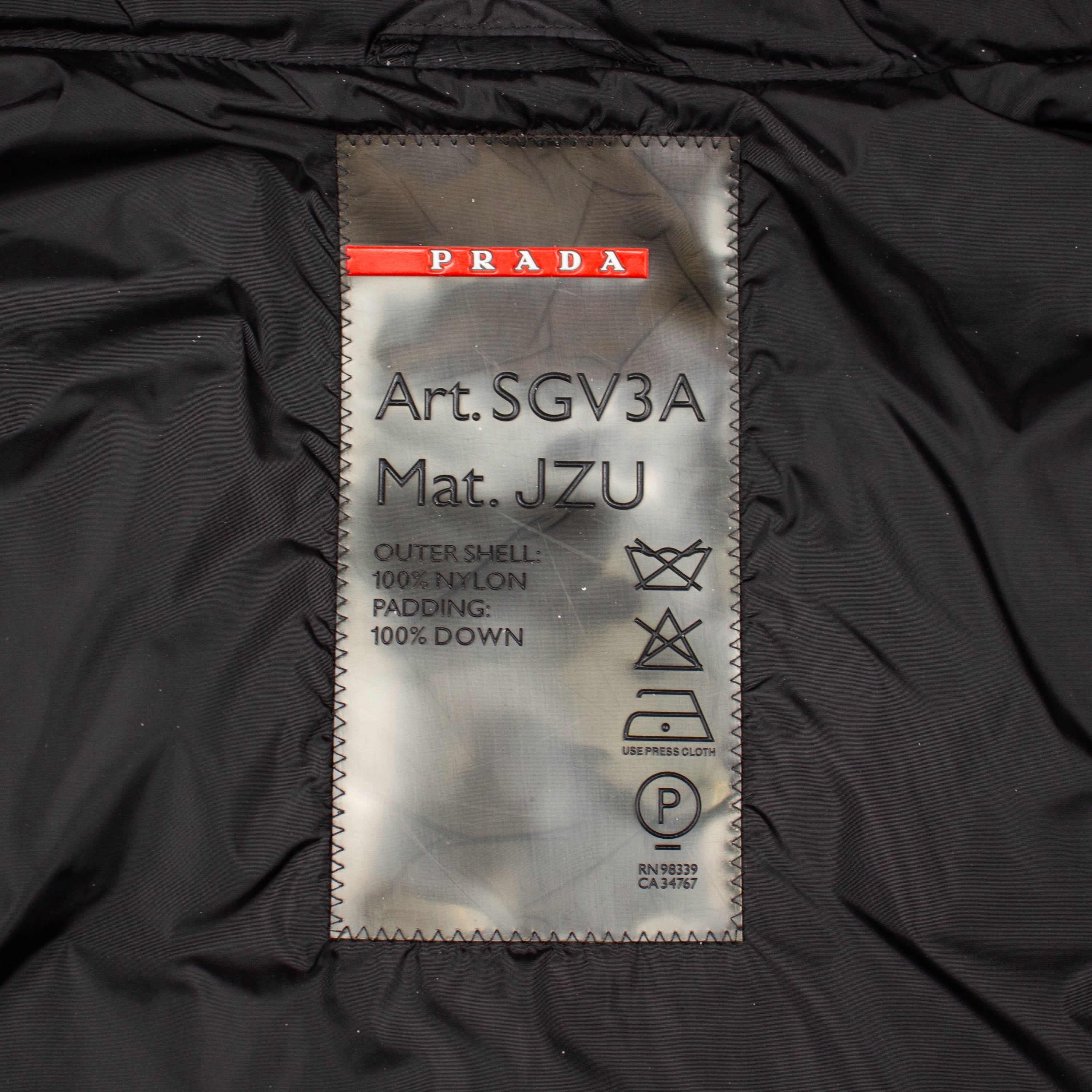 nylon stowaway-hood down gilet